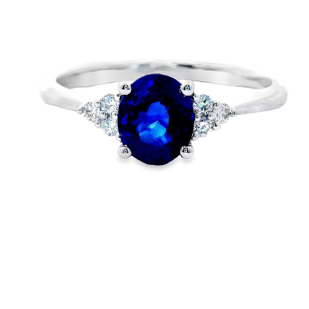 18Kt White Gold 3-Stone Ring with Oval Sapphire and Natural Diamonds