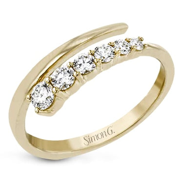 White gold diamond band featuring alternating round diamonds in a shared-prong setting.